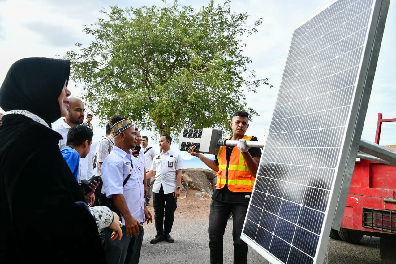Sebanyak 27 unit lampu panel surya berdaya 100 watt dipasang di sepanjang jalan pinggir pantai, mulai dari Ulee Lheue hingga Gampong Jawa.