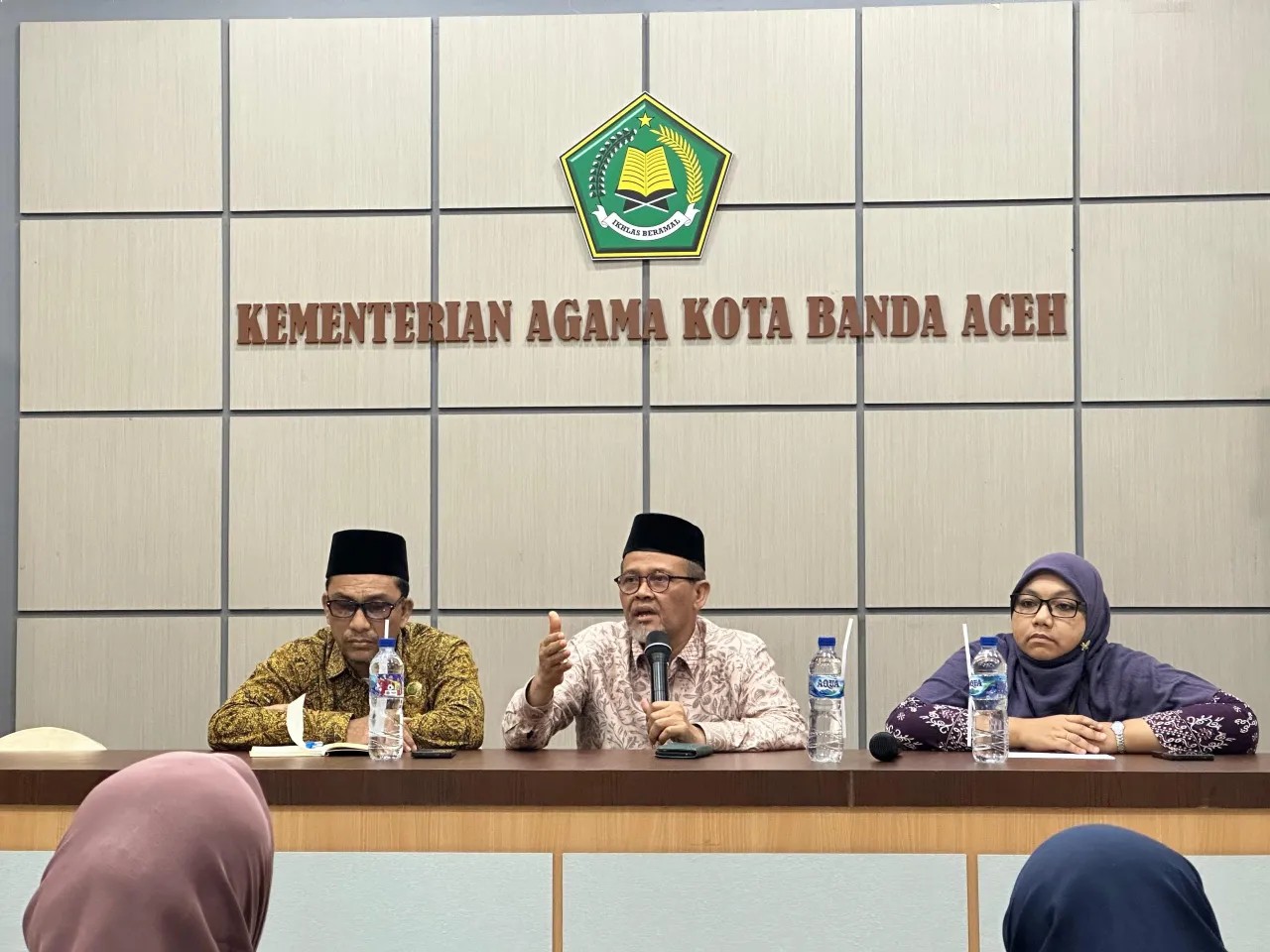 Kakankemenag Banda Aceh Salman Arifin, Kamis (15/5/) mengumpulkan seluruh kepala Madrasah Negeri (MIN, MTsN, dan MAN) sebagai respons terkait isu biaya masuk sekolah pada proses PPDB 2025