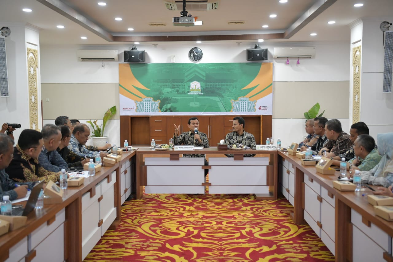 Wagub Aceh Fadhlullah memimpin rapat lintas SKPA membahas percepatan pembentukan Koperasi Desa Merah Putih, Kamis (15/5) di Ruang Potensi Daerah Kantor Gubernur Aceh