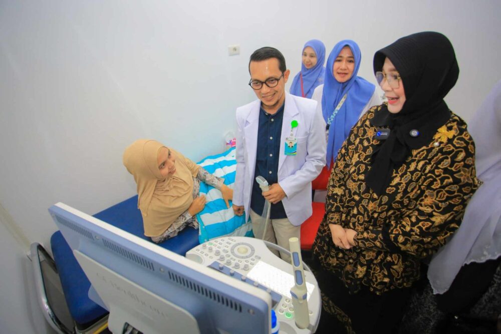 Wali Kota Illiza Sa’aduddin Djamal meluncurkan pelayanan pemeriksaan USG Kehamilan dan Penyakit Kandungan di RSUD Meuraxa, Kamis (15/5).