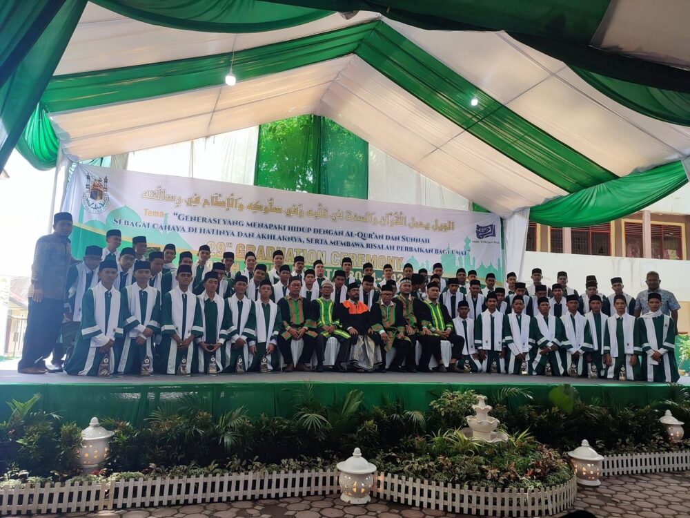 Dayah Ulumuddin kembali melangsungkan wisuda ke-29 dalam suasana khidmat dan penuh haru,  Sebanyak 144 santri resmi dikukuhkan sebagai lulusan, terdiri dari 57 santri putra dan 87 santri putri. kamis(15/5/25).