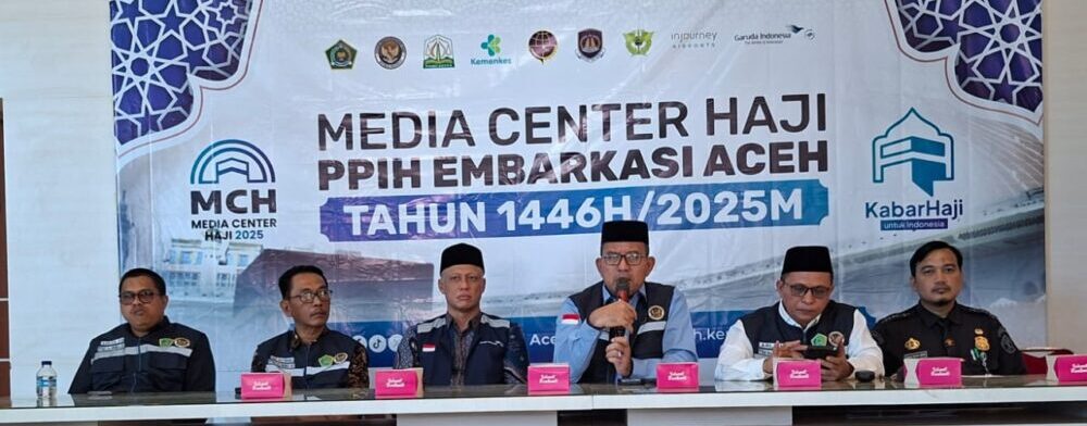 Ketua PPIH Embarkasi Aceh, Azhari, pada konferensi pers di Media Center Haji, Asrama Haji Banda Aceh, Jum'at siang (16/5)