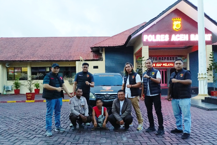 Polres Aceh Barat menangkap pria berinisial SA (38), warga Kaway XVI, diduga melakukan pungli terhadap sopir truk pengangkut TBS Sawit di Desa Padang Sikabu.