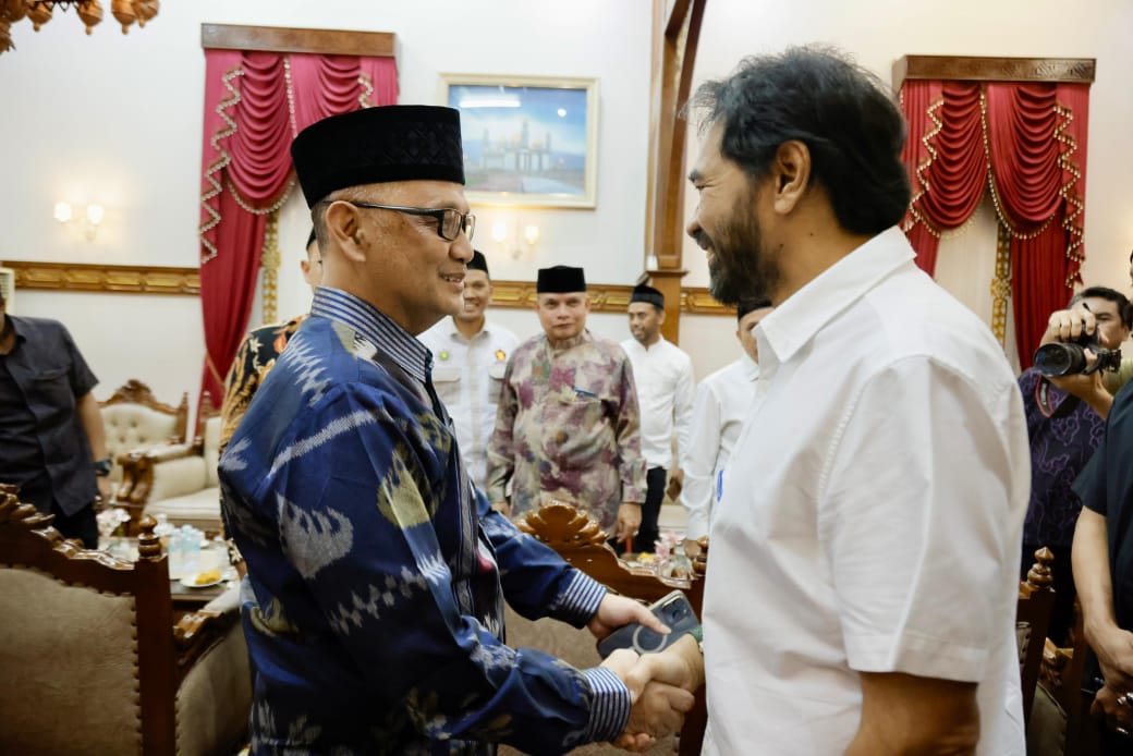 Gubernur Aceh Muzakir Manaf menyambut Kepala BP Haji RI KH Mochamad Irfan Yusuf di Meuligoe Gubernur, Jum’at (16/5)