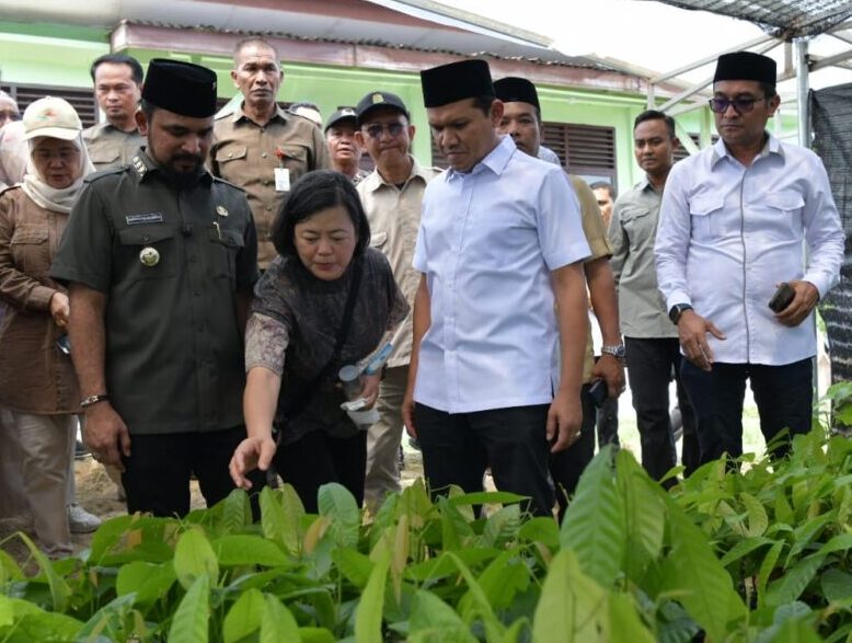 Wakil Gubernur Aceh, Fadhlullah bersama Bupati Aceh Timur, Iskandar Usman Alfarlaky saat peresmian Pengembangan Kakao (Cocoa Development Center) di Birem Bayeun Kabupaten Aceh Timur, Jum'at (16/5/2025)