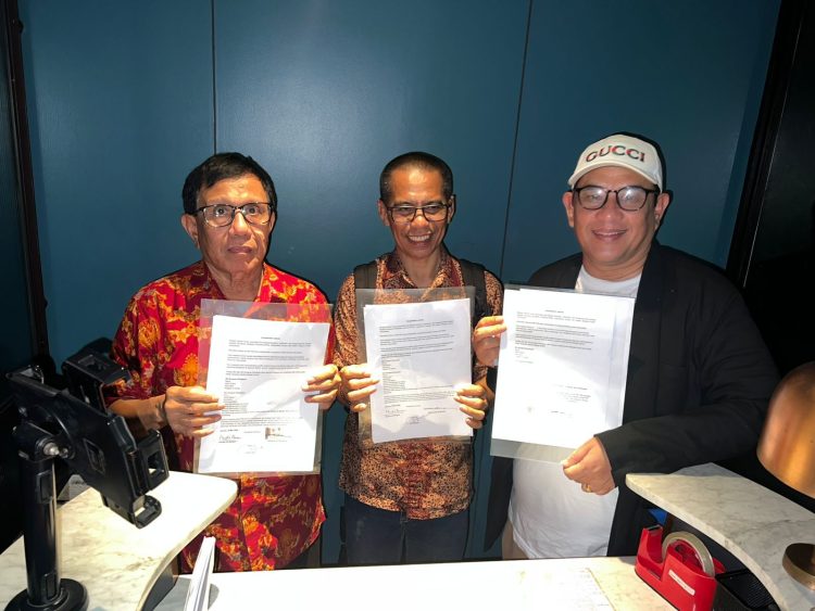 Ketua Umum PWI hasil Kongres Bandung, Hendry Ch Bangun (kiri) dan Ketua Umum PWI hasil KLB Zulmansyah Sekedang (kanan) serta anggota Dewan Pers Dahlan Dahi foto bersama usai penandatanganan 'Kesepakatan Jakarta', Jum'at tengah malam, 16 Mei 2025 di Jakarta. (Foto: Ist)
