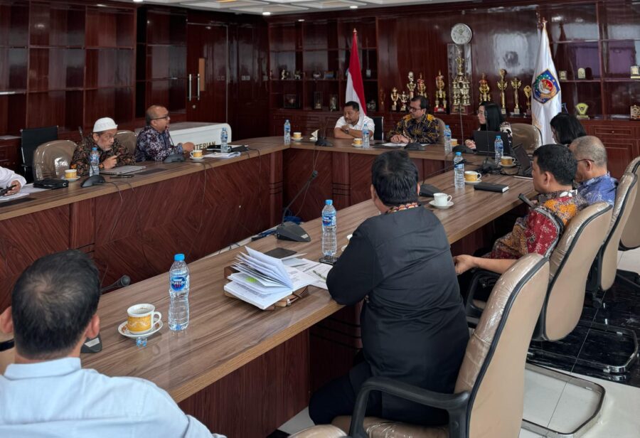 Asisten Pemerintahan, Keistimewaan Aceh dan Kesejahteraan Rakyat Sekda Aceh Azwardi Abdullah memimpin rapat di kantor Kemendagri Jakarta, Jum'at (16/5)