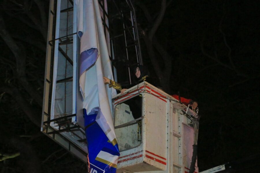 Wali Kota Banda Aceh Illiza Sa’aduddin Djamal memimpin langsung pembongkaran baliho ilegal di sejumlah titik pusat kota, Jum'at malam, 16 Mei 2025. (Foto: For Infoaceh.net)