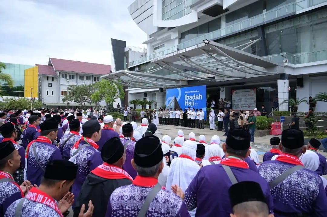 Lantunan Talbiyah merdu menggema di halaman Balai Kota saat Wali Kota Banda Aceh Illiza Sa’aduddin Djamal melepas Jamaah Calon Haji Kloter 1 asal Banda Aceh, Sabtu (17/5)