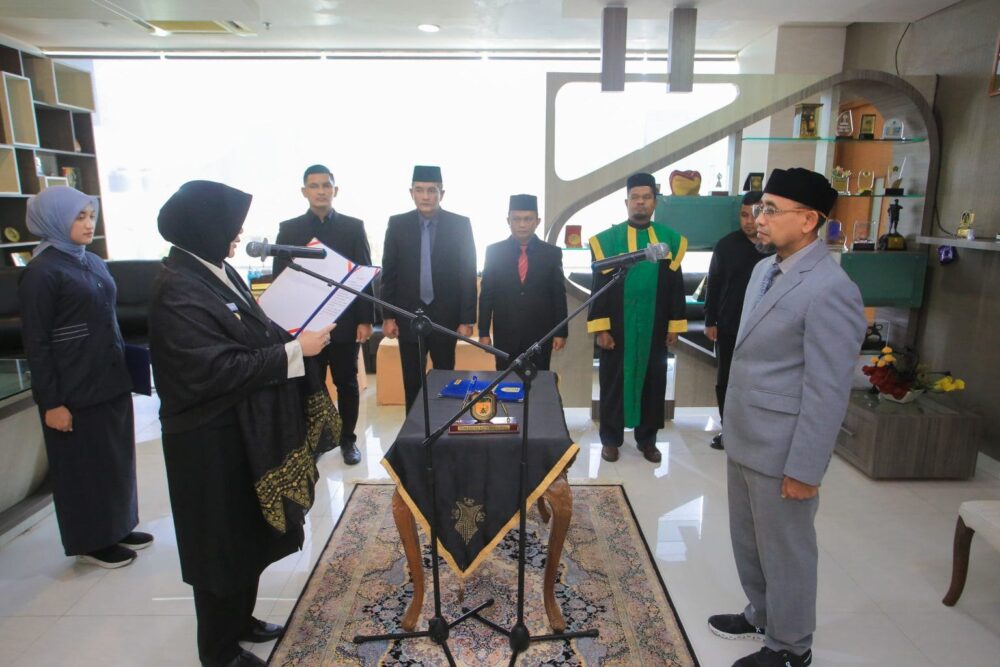 Wali Kota Banda Aceh Illiza Sa’aduddin Djamal melantik Pj Sekda Kota Banda Aceh Jalaluddin, Jum'at (16/5), di balai kota.