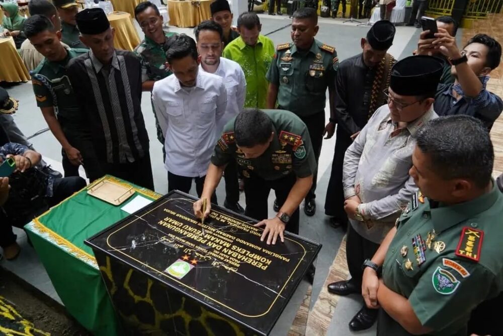 Pangdam IM Mayjen TNI Niko Fahrizal menandatangani prasasti saat meresmikan renovasi komplek Makam Pahlawan Nasional Teuku Umar Djohan Pahlawan di Gampong Mugo Rayeuk, Kecamatan Panton Reu, Aceh Barat, Sabtu (17/5)