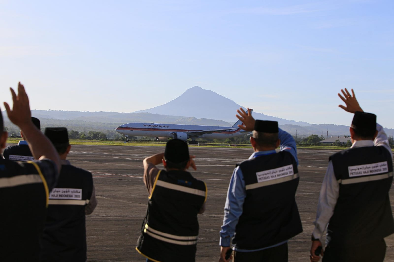 Jamaah Haji Aceh Kloter take off dari Bandara Internasional SIM Aceh Besar, menuju ke Tanah Suci, Ahad (18/5). (Foto: Dok. Infoaceh.net)