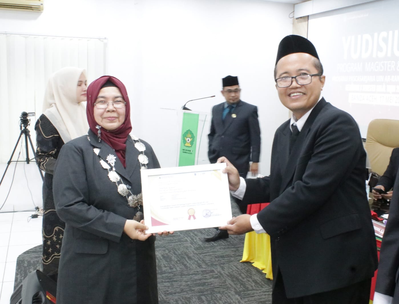 Dr Dedi Wahyudi MPdI mencatat prestasi luar biasa dengan meraih IPK sempurna 4.0 dalam Yudisium Gelombang II Tahun Akademik 2024/2025 di Pascasarjana UIN Ar-Raniry Banda Aceh