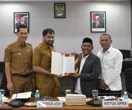 Gubernur Mualem menerima draft revisi UUPA dari Ketua Tim Revisi UUPA Tgk Anwar Ramli, di ruang serbaguna DPRA, Senin (19/5).
