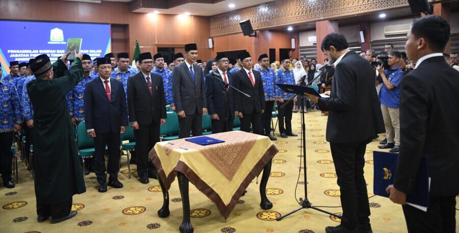 Gubernur Muzakir Manaf melantik 5 pejabat pimpinan tinggi pratama (eselon II), 49 pejabat administrator (eselon III) dan 20 pejabat pengawas (eselon IV) Pemerintah Aceh, di aula Serbaguna Kantor Gubernur Aceh, Senin sore (19/5/2025). (Foto: For Infoaceh.net)