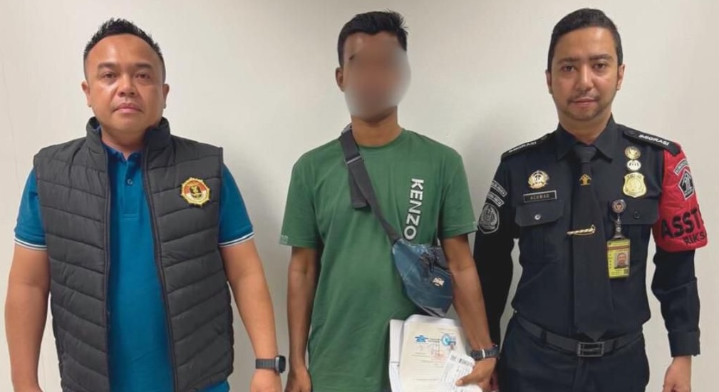 Seorang WN Bangladesh, Parvez dideportasi oleh Kantor Imigrasi Kelas I TPI Banda Aceh pada Senin, 19 Mei 2025, melalui Bandara Internasional Soekarno-Hatta, Jakarta. (Foto: Dok. Imigrasi Banda Aceh)