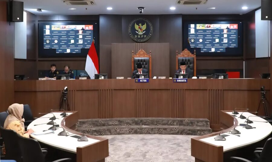 DKPP menjatuhkan sanksi pemberhentian Ketua Panwaslih Kabupaten Aceh Barat, Aidil Azhar. Putusan itu dibacakan oleh Ketua Majelis DKPP, Heddy Lugito, dalam sidang di Jakarta, Senin (19/5). (Foto: Dok. DKPP)