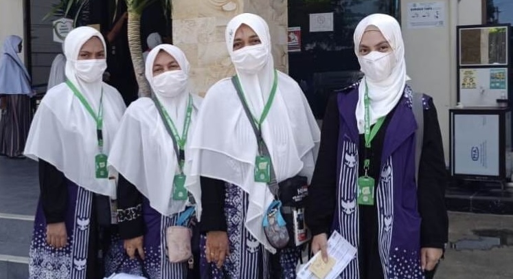Nazhifah dan Nashira bersama ibu dan bibinya di Asrama Haji Embarkasi Aceh