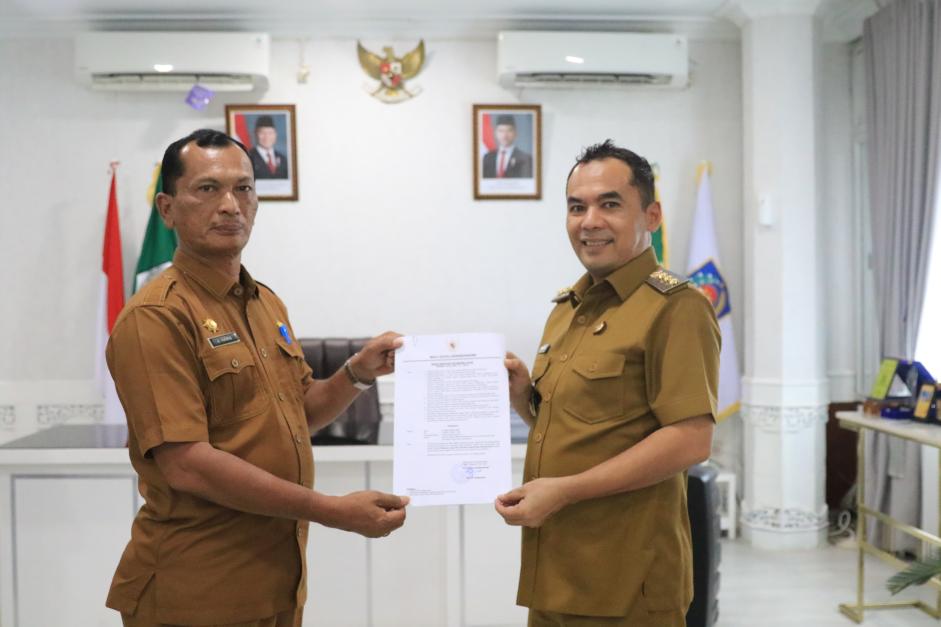Wali Kota Lhokseumawe Sayuti Abubakar menunjuk A. Haris sebagai Plt Sekda Kota Lhokseumawe. Penyerahan SK Plt. Sekda dilakukan di Ruang Kerja Wali Kota, Senin (19/5). (Foto: For Infoaceh.net)