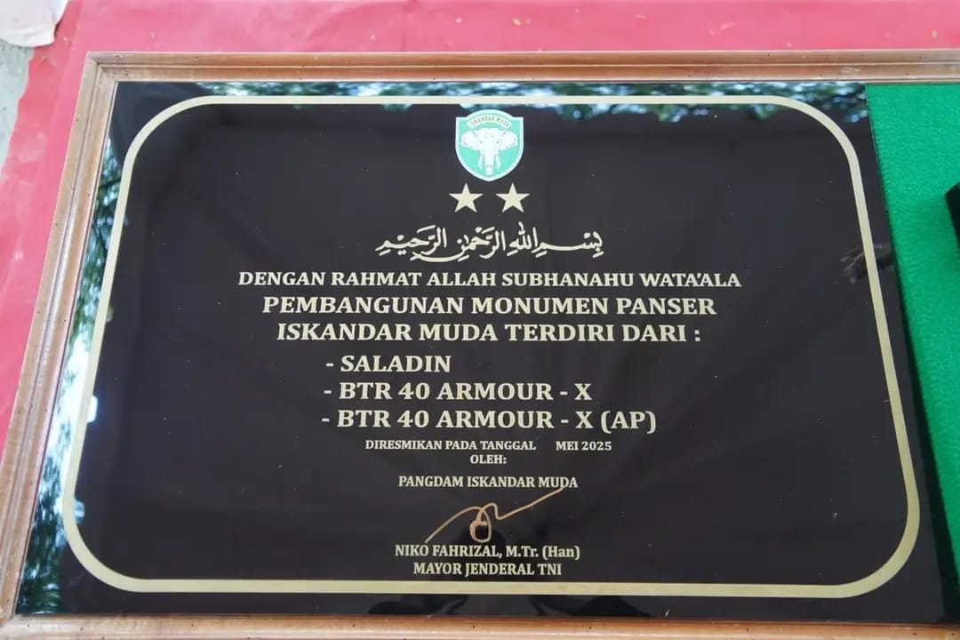 Pangdam Iskandar Muda Mayjen TNI Niko Fahrizal meresmikan Monumen Panser yang dibangun di Lapangan Blang Padang Banda Aceh, Senin (19/5). (Foto: For Infoaceh.net)