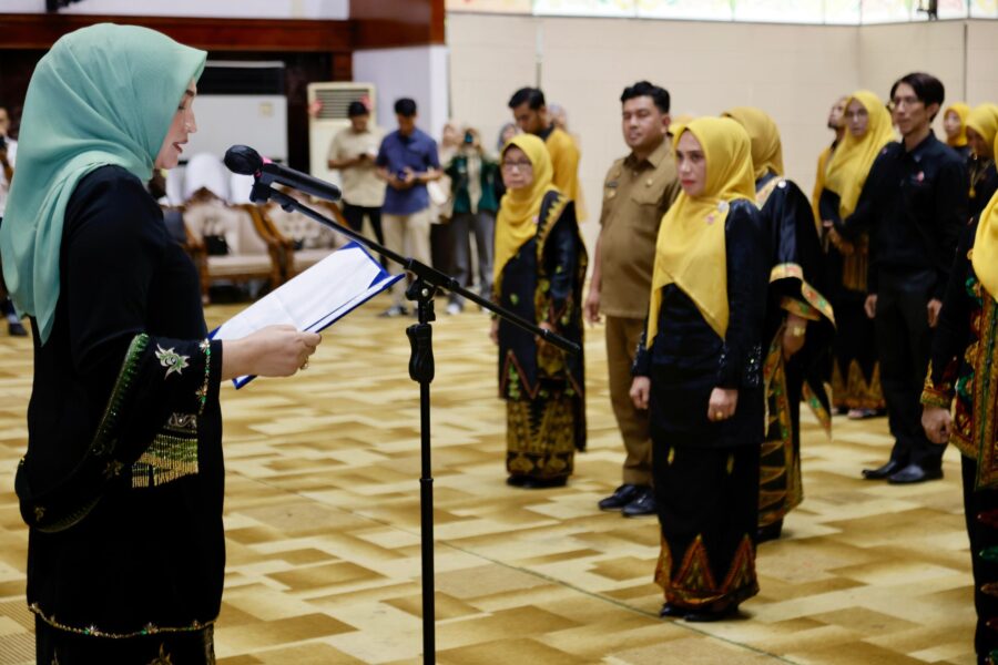 Ketua Dekranasda Aceh Marlina Usman mengukuhkan pengurus Dekranasda Aceh periode 2025-2030 di Anjong Mon Mata, Banda Aceh, Senin (19/5)