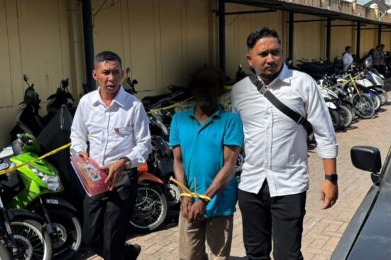 Seorang pria berinisial AB (55), warga Kecamatan Ulee Kareng, Banda Aceh ditangkap atas pemerkosaan terhadap anak kandungnya sendiri yang masih berusia 17 tahun. (Foto: Dok. Polresta Banda Aceh)