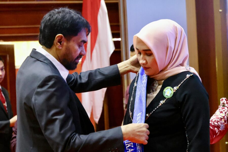 Gubernur Aceh Muzakir Manaf mengukuhkan istrinya Marlina Usman sebagai Bunda PAUD, Bunda Literasi dan Ketua Forum Ikan Aceh, di Anjong Mon Mata Banda Aceh, Selasa (20/5/2025)