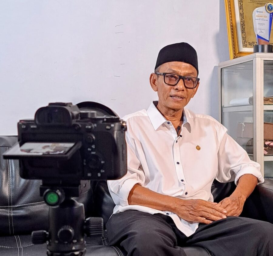 Budayawan Aceh asal Pidie, Tarmizi A. Hamid atau akrab disapa Cek Midi