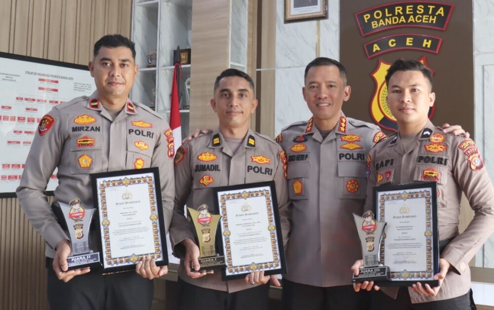 Kapolresta Banda Aceh Kombes Pol Joko Heri Purwono menyerahkan penghargaan kepada tiga polisi Teladan di momen Harkitnas ke-117, Selasa (20/5)