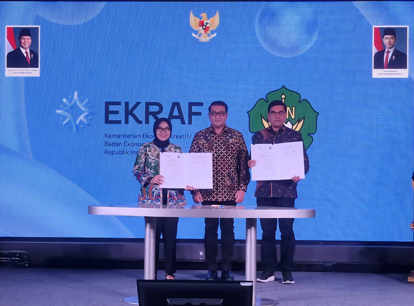 Rektor UIN Ar-Raniry Prof Dr Mujiburrahman menandatangani MoU dengan Sekretaris Kemenekraf Dessy Ruhati, disaksikan Menteri Ekonomi Kreatif Teuku Riefky Harsya, di Hall Connext Nine Space, Autograph Tower, Jakarta Pusat, Selasa (20/5)