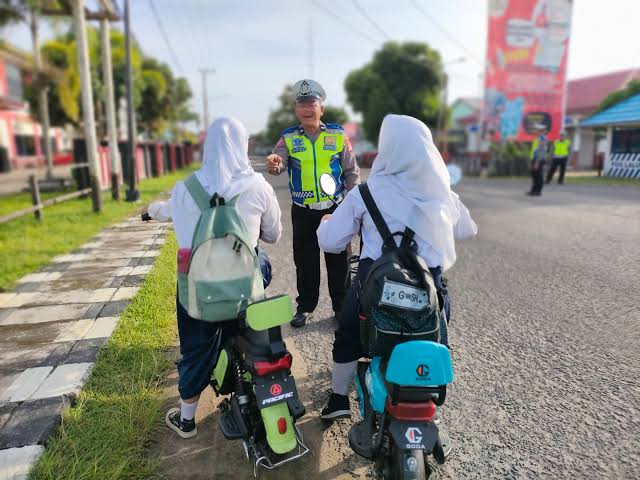 Ditlantas Polda Aceh melarang sepeda listrik melintas di jalan raya umum. Larangan itu dibuat setelah banyak kecelakaan yang terjadi dan menyebabkan 3 orang meninggal dunia