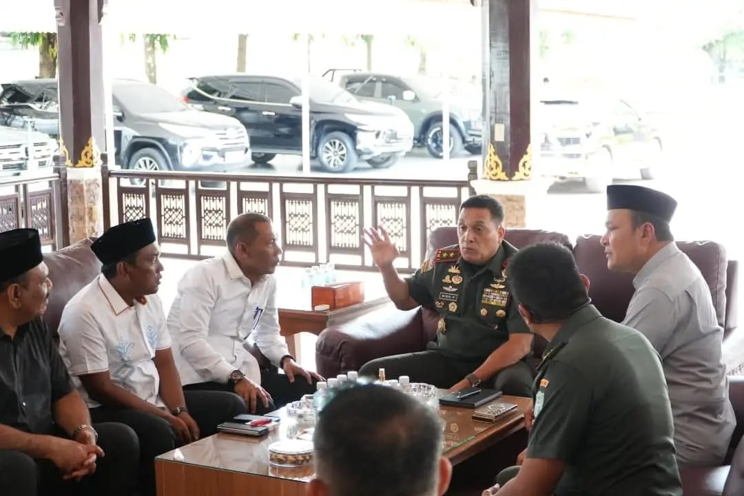 Pangdam IM Mayjen TNI Niko Fahrizal menerima kunjungan Ketua DPRA Zulfadli, beserta rombongan, di kediaman Pangdam IM, pada Senin (19/5)