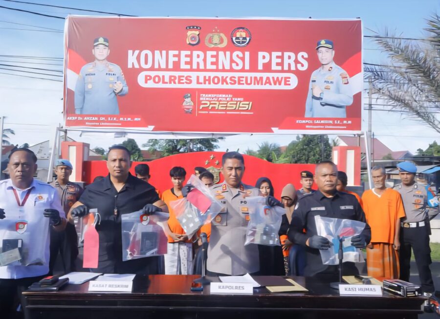 Konferensi pers pengungkapan pemalsuan dokumen kendaraan ydipimpin Kapolres Lhokseumawe AKBP Ahzan didampingi Kasat Reskrim Iptu Yudha Prasetya di Mapolres Lhokseumawe, Selasa sore (20/5)