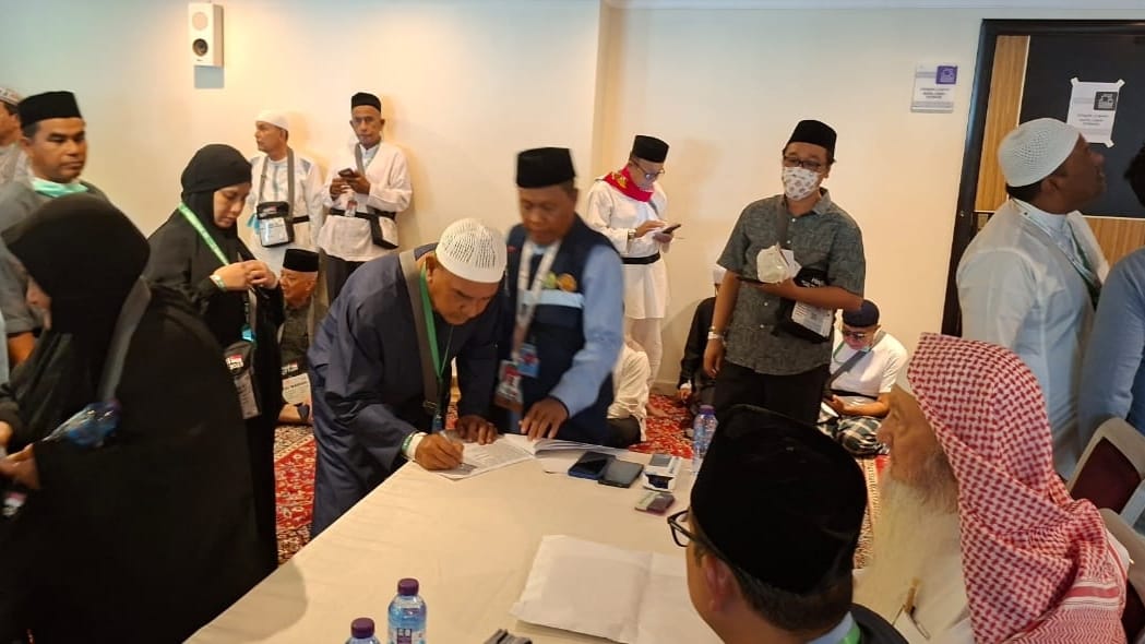 amaah haji Aceh kloter 01 yang sudah sudah berada di Mekkah, Arab Saudi mulai menerima dana wakaf Baitul Asyi, Selasa sore (20/5) waktu Arab Saudi. (Foto: For Infoaceh.net)