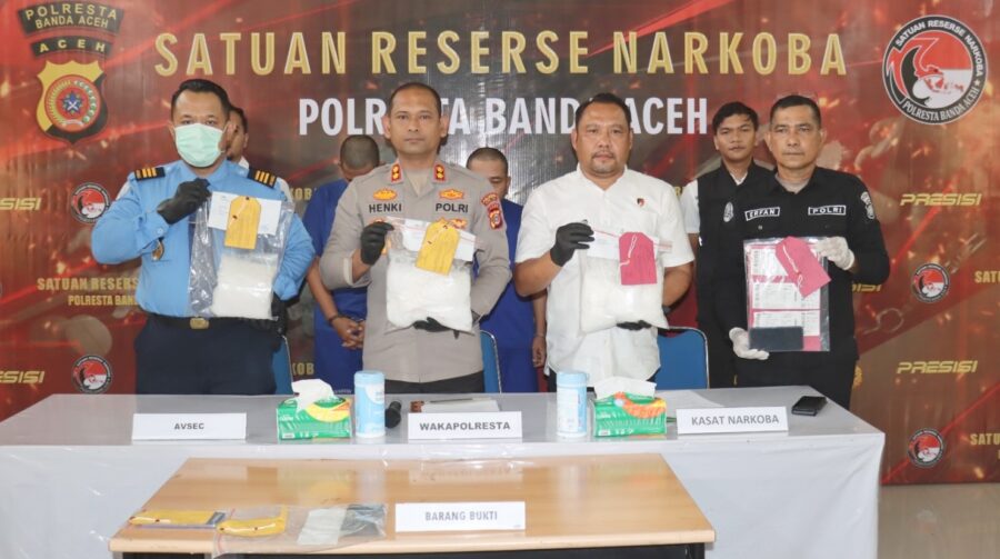 Wakapolresta AKBP Henki Ismanto didampingi Kasat Resnarkoba AKP Rajabul Asra memperlihatkan barang bukti sabu pada konferensi pers, Rabu (21/5)