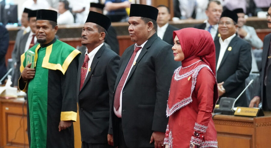 Wakil Ketua DPRA Ali Basrah melantik tiga anggota DPRA dari Partai Aceh yakni Salmawati, M Yusuf Pang Ucok dan Azhar Abdurrahman di Gedung DPRA, Rabu (21/5). (Foto: For Infoaceh.net)