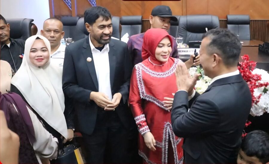Gubernur Muzakir Manaf atau Mualem tampak mendampingi istrinya Salmawati atau Bunda Salma yang dilantik sebagai Anggota DPRA Periode 2024-2029 pada rapat paripurna istimewa di Gedung Utama DPRA, Rabu (21/5/2025). (Foto: For Infoaceh.net)