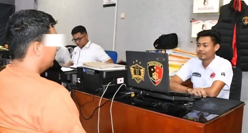 Satreskrim Polres Aceh Timur menangkap pria berinisial TM (33), warga Keude Aceh, Idi Rayeuk, setelah menggelapkan uang hasil penjualan 224 unit ponsel dari tempatnya bekerja toko handphone Idi Rayeuk. (Foto: Dok. Polres Aceh Timur)