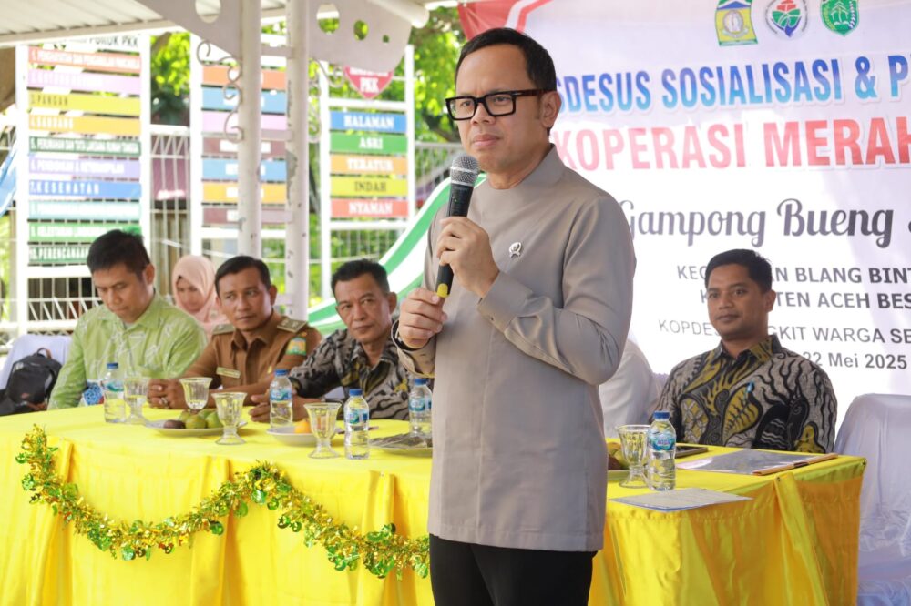Wamendagri Bima Arya Sugiarto memberikan arahan kepada masyarakat dan pengurus Koperasi Merah Putih di Gampong Bueng Sidom, Kecamatan Blang Bintang, Aceh Besar, Kamis (22/5). (Foto: For Infoaceh.net)