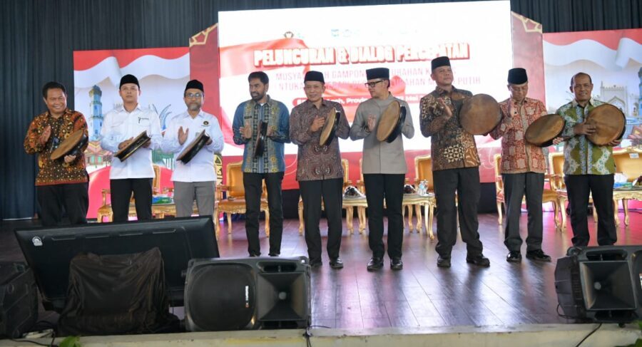 Wamendagri Bima Arya dan Wakil Menteri Koperasi, Ferry Juliantono pada peluncuran dan dialog percepatan musyawarah desa khusus (Musdesus) serta pembentukan koperasi desa yang digelar di Balee Meuseuraya Aceh, Banda Aceh, Kamis (22/5)
