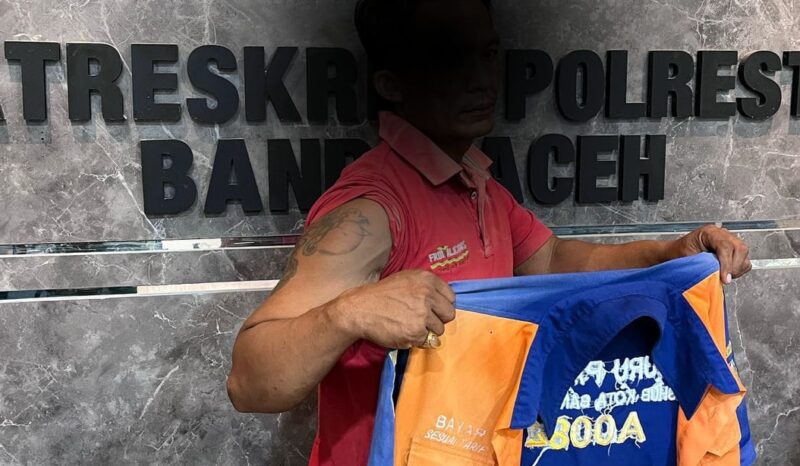 Tim Satgas Anti-Premanisme Polda Aceh mengamankan dua orang yang diduga kuat sebagai juru parkir liar di kawasan Masjid Raya Baiturrahman, Jum'at (23/5). Salah satunya bertato di lengan