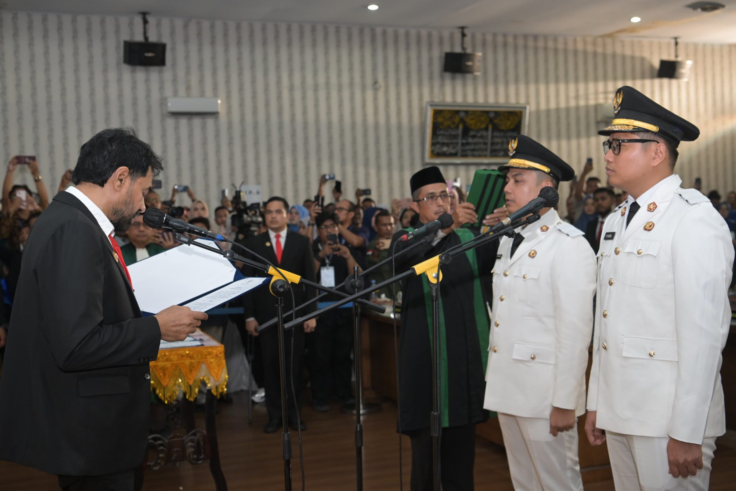 Gubernur Muzakir Manaf melantik Wali Kota/Wakil Wali Kota Langsa, Jeffry Sentana S Putra - M. Haikal Alfisyahrin, di Gedung DPRK Langsa, Jumat (23/5/2025). (Foto: For Infoaceh.net)