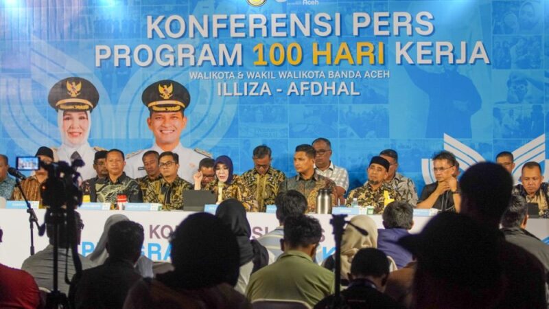 Konferensi pers pencapaian program kerja 100 hari kepemimpinan Wali Kota Banda Aceh Illiza Sa’aduddin Djamal dan Wakil Wali Kota Banda Aceh Afdhal Khalilullah, di Taman Sari, Kamis malam (22/5)