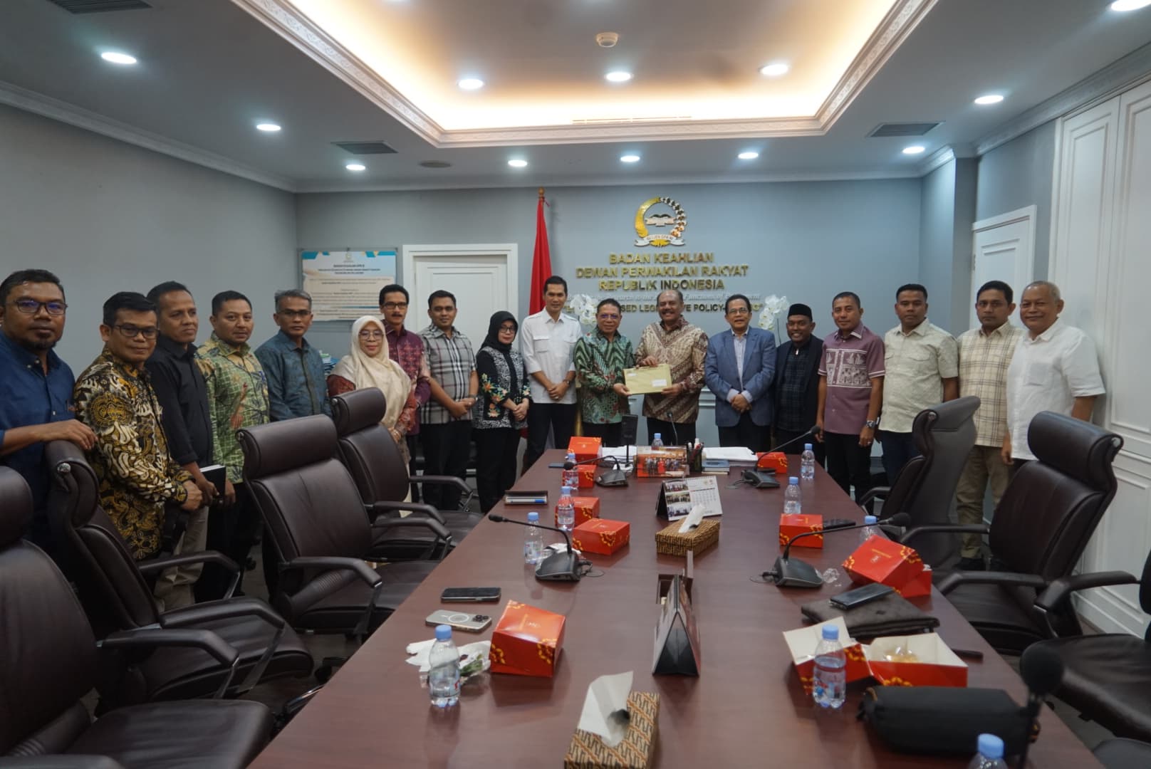 Pimpinan DPRA Ali Basrah dan Plt. Sekda Aceh M Nasir Syamaun bersama Tim Perumus, menyerahkan dokumen draf final revisi UUPA kepada Badan Keahlian (BK) Setjen DPR RI di Kompleks Gedung Parlemen, Senayan, Jum'at (23/5)