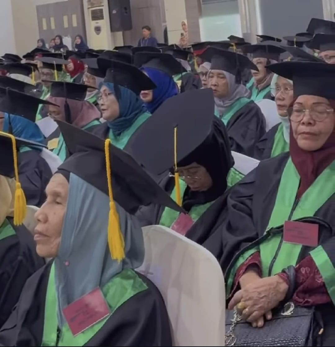 Ratusan lansia mengikuti prosesi wisuda Sekolah Lansia perdana di Gedung Mawardi Nurdin, Balai Kota Banda Aceh, Kamis (22/5). (Foto: For Infoaceh.net)