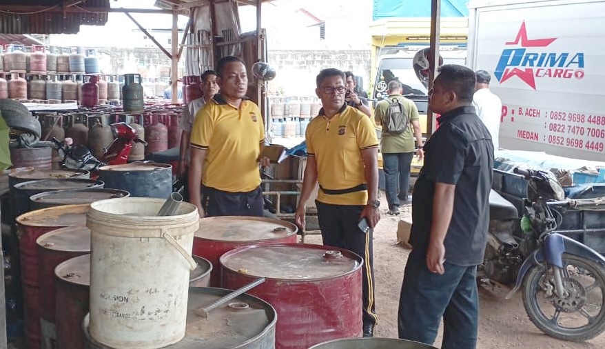 Polisi mendatangi lokasi untuk melakukan pemeriksaan di lokasi gudang elpiji dan BBM di Gampong Ateuk Jawo, Kecamatan Baiturrahman, Banda Aceh yang digerebek intel Kodam IM
