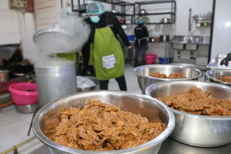 Balai Kekarantinaan Kesehatan (BKK) Kelas I Banda Aceh melakukan pemeriksaan ketat makanan jamaah haji di Asrama Haji Embarkasi Aceh, Sabtu (24/5). (Foto: For Infoaceh.net)
