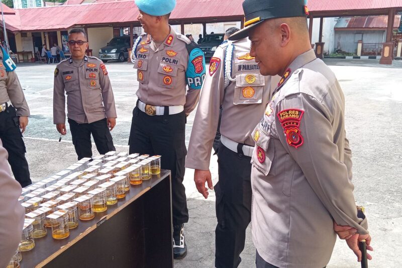 Personel Polres Sabang menjalani tes urine mendadak pada operasi penegakan disiplin oleh Divisi Propam Polri, Kamis (22/5). (Foto: Dok. Polres Sabang)