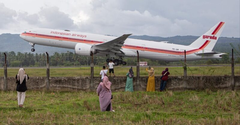 Pengantar saat melepaskan jamaah haji Aceh dengan lambaian perpisahan di luar Bandara SIM Blang Bintang. (Foto: For Infoaceh.net)