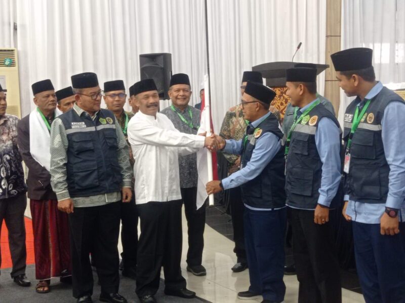 Bupati Pidie Sarjani Abdullah melepaskan keberangkatan 386 jamaah haji Embarkasi Haji Aceh Kloter 08 asal Pidie di Asrama Haji Banda Aceh, Ahad (25/5)